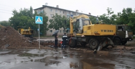 Под проливным дождем в Биробиджане меняют технический водовод ТЭЦ ИА ЕАОmedia