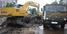 Под проливным дождем в Биробиджане меняют технический водовод ТЭЦ ИА ЕАОmedia