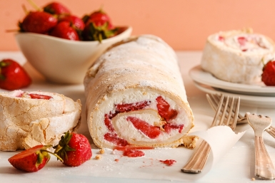 Меренговый рулет с клубникой gastronom.ru