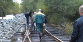Возведенная железнодорожниками дамба спасает с. им. Тельмана ЕАО от большой воды Служба корпоративных коммуникаций ДВЖД