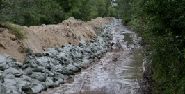Дамба остановила воду Амура www.eao.ru