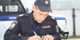 Старшина Сергей Яупов отвечает на письменное задание ИА ЕАОmedia