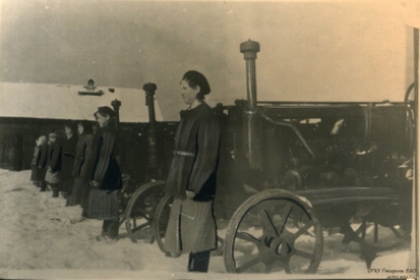 Трактористки Биробиджанской МТС рапортуют о готовности к севу. 1943 г. Госархив ЕАО