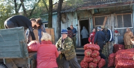 Сельчане загружают сетки в машину ИА EAOmedia
