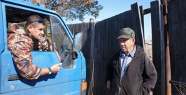 Павел Опарин (слева) беседует с соседом ИА EAOmedia