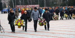 К Огню Славы и пилонам были возложены цветы Владимир Иващенко