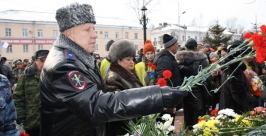 Возложение цветов к памятнику Владимир Иващенко