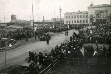 Первомайская демонстарция на площади у нового вокзала. Биробиджан, 1936. г Наследие ЕАО