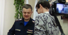 Награду получает Алексей Зливко Пресс-служба ГУ МЧС по ЕАО