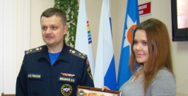 Награду получает Ольга Бабий Пресс-служба ГУ МЧС по ЕАО