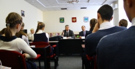 Кирпич &quotсо смыслом&quot подарили школьники руководителям Биробиджана Владимир Иващенко, ИА EAOmedia