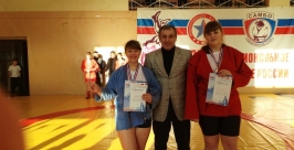 Серебро и бронзу привезли спортсменки из ЕАО с соревнований по самбо в Хабаровске Из архива Владимира Хроменко
