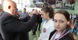 Вручает награды председатель Законодательного Собрания Анатолий Тихомиров пресс-служба областного парламента