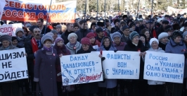 Участники пришли на митинг с плакатами Владимир Иващенко, ИА EAOmedia