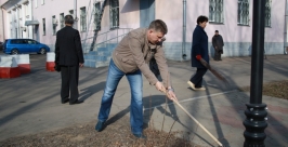 Мэр города Андрей Пархоменко на весеннем субботнике в 2013 году Владимир Иващенко