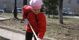 Самая юная участница субботника Дарина Неешпапа Владимир Иващенко