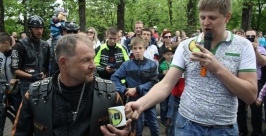 Буржуй получает приз за свои 1,8 тысяч кубиков Владимир Иващенко, ИА ЕАОmedia