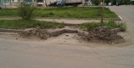 Сливной колодец у дороги Народный корреспондент