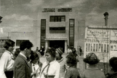 Школьники у здания Государственного Еврейского театра. Биробиджан. 1936 г. Наследие ЕАО