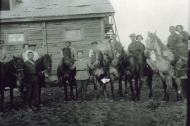 Коммуна &quotИкор&quot (молодежная). Коммунисты со своими лошадьми. 1930 г. Госархив ЕАО