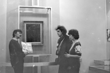 Выставка одной картины. Справа художник Виктор Зеф. 1989  год Архив ЕАО