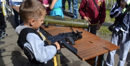 Оружие дали в руки полицейские школьникам биробиджанской школы №16 Пресс-служба УМВД России по ЕАО