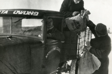 Привезли почту. Колхоз &quotВалдгейм&quot. Фотограф В. Гиршович. 1937 г. Госархив ЕАО