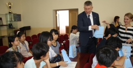 Каждому школьнику Андрей Пархоменко подарил сувениры Владимир Иващенко, ИА ЕАОmedia
