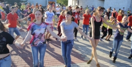 Около 600 юных танцоров перекрыли движение транспорта в Биробиджане Владимир Иващенко