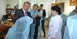 Надеть халаты попросили всех участников совещания перед посещением отделений больницы Валентина Шамеева, ЕАОmedia