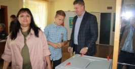Мэр города голосовал вместе с семьей   Владимир Иващенко, ИА ЕАОmedia