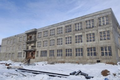 Бетонную коробку новой школы возвели в г. Облучье ЕАО ЕР ЕАО