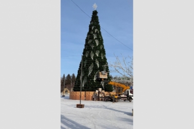 Вот и всё: городскую елку начали разбирать в Биробиджане 