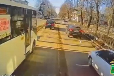 Через сплошную выехал на встречку автобус в Биробиджане: очевидцы поделились видео с ГАИ скриншот видео