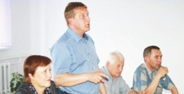 Выступает Иван Проходцев (стоит) Владимир Иващенко