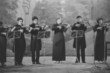 Народный ансамбль скрипачей Биробиджанского городского Дворца культуры. 1984 год Госархив ЕАО