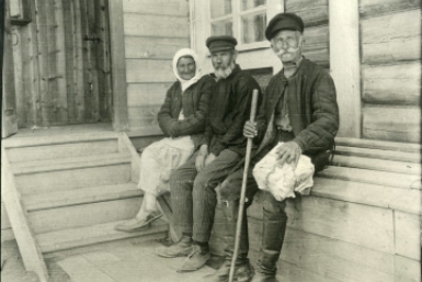 Переселенцы-пчеловоды Бурек с женой и Галовичев. Ст.Тихонькая. 1929 г. Наследие ЕАО