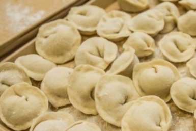 Добавляю 20 г масла и щепотку сахара при варке пельменей - и вкус бархатистый и богатый, как в лучшем ресторане ИА PrimaMedia