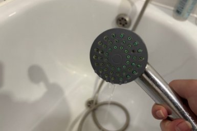 Шприц в шланг - ванна сияет как кристалл: смылись самые желтые подтеки ИА Stavropol.Media