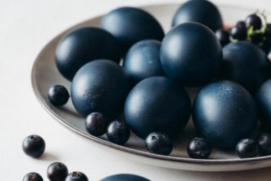 2 горсти замороженных ягод - на выходе модные яички: сохраните для Пасхи Создано с помощью ИИ