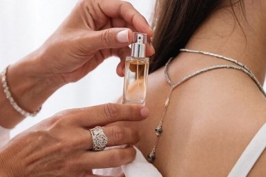Шлейф стойкий и держится сутки: 5 мест, куда наносить духи - советует парфюмер Создано с помощью ИИ