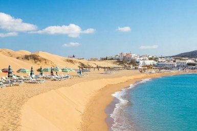 Третий год отдыхаю здесь - дешевле Италии, есть свои Альпы и греческие пляжи Создано с помощью ИИ