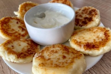 Каждый раз пышные: уже год готовлю так сырники - только желток, минимум муки