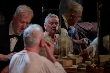 "В бой идут одни старики": спектакль "Костюмер" - классика Приморской Горьковки