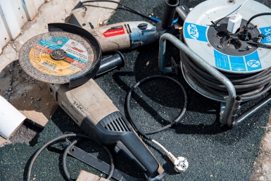 Студент из Москвы распилил болгаркой чужой сейф по заданию мошенников