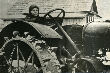 Трактористка колхоза &quotВалдгейм&quot Мария Демченко. 1943 г. Госархив ЕАО