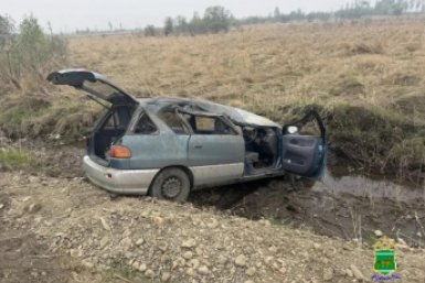 Врезался в стоящий на обочине экскаватор и вылетел в кювет водитель легковушки в ЕАО