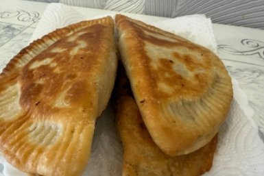 2 стакана и ложка масла - и тесто для чебуреков получается как в лучших кафе: хрустит, пузырится и тает во рту