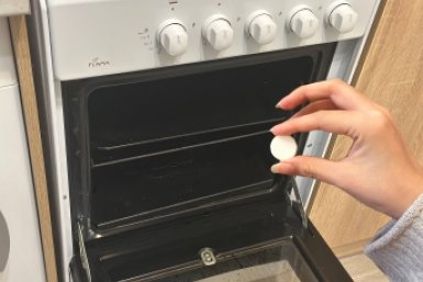 1 таблетка в грязную духовку - и жир сползает за ночь: утром просто проведите тряпкой, блестит ярче новой