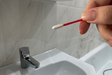 2 капли на ватную палочку - и швы между плиткой в ванной чище новых: ни черного грибка, ни мыльного налета, ни въевшейся серости